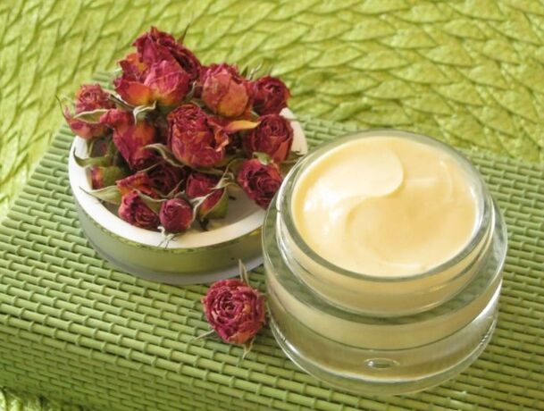 Grascreme mit rosa Wasser